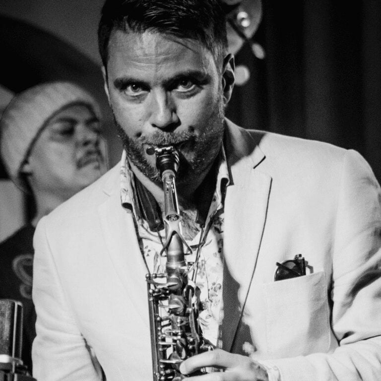 Alex Terrier plsying saxophone lessons
